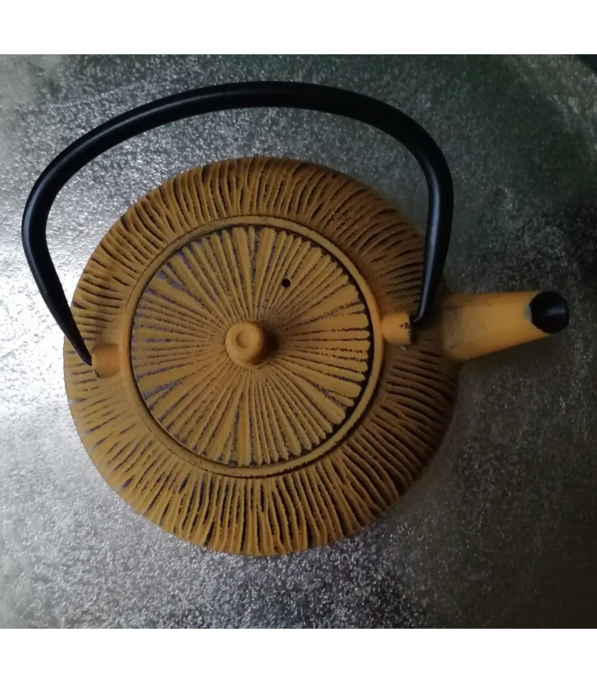 Théière en fonte ocre