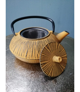 Théière en fonte ocre