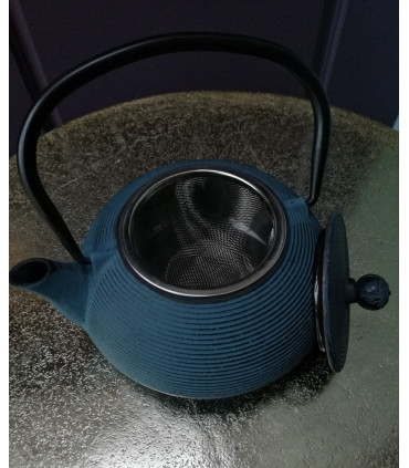 Blauwe gietijzeren theepot