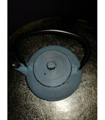 Blauwe gietijzeren theepot